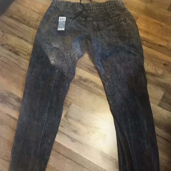 Faded jeans gather at the waste & at the ankles. - Picture 2 of 6